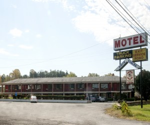 White Gables Motel - Hotel Exterior - White Gables Motel