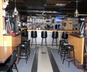 White Gables Motel - Bulls Eye Sports Bar and Grill