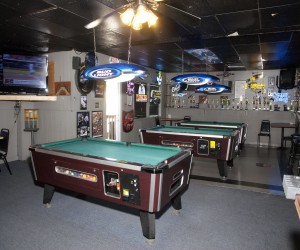 White Gables Motel - Bulls Eye Sports Bar and Grill