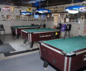 White Gables Motel - Bulls Eye Sports Bar and Grill